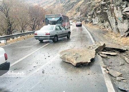 خطر ریزش سنگ و بهمن در جاده چالوس